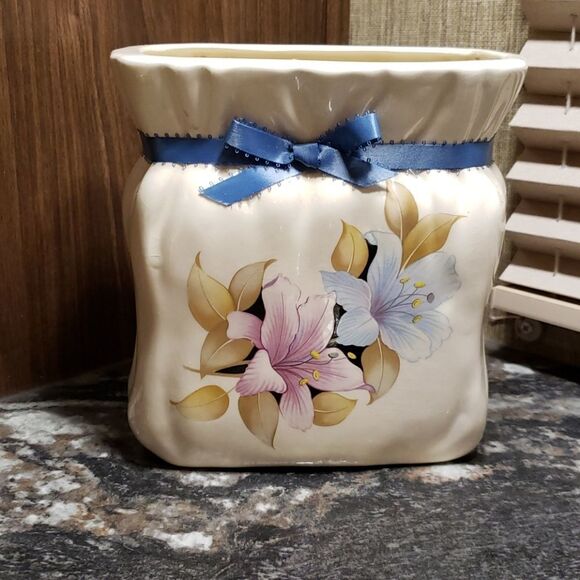 Lovely Vintage Floral Cream Colored Planter Vase - Porcelain - Picture 2 of 9